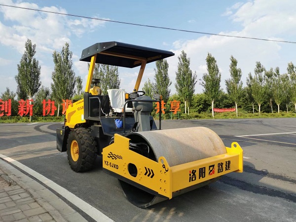 压路机在道路建设中